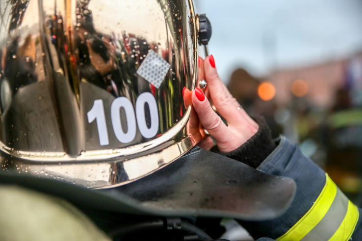 Диспетчер областной противопожарно-спасательной службы на пьедестале